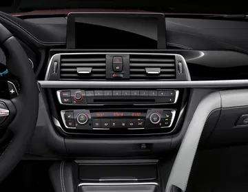 Vista de la consola central destacando la elegancia y tecnología del Serie 4.