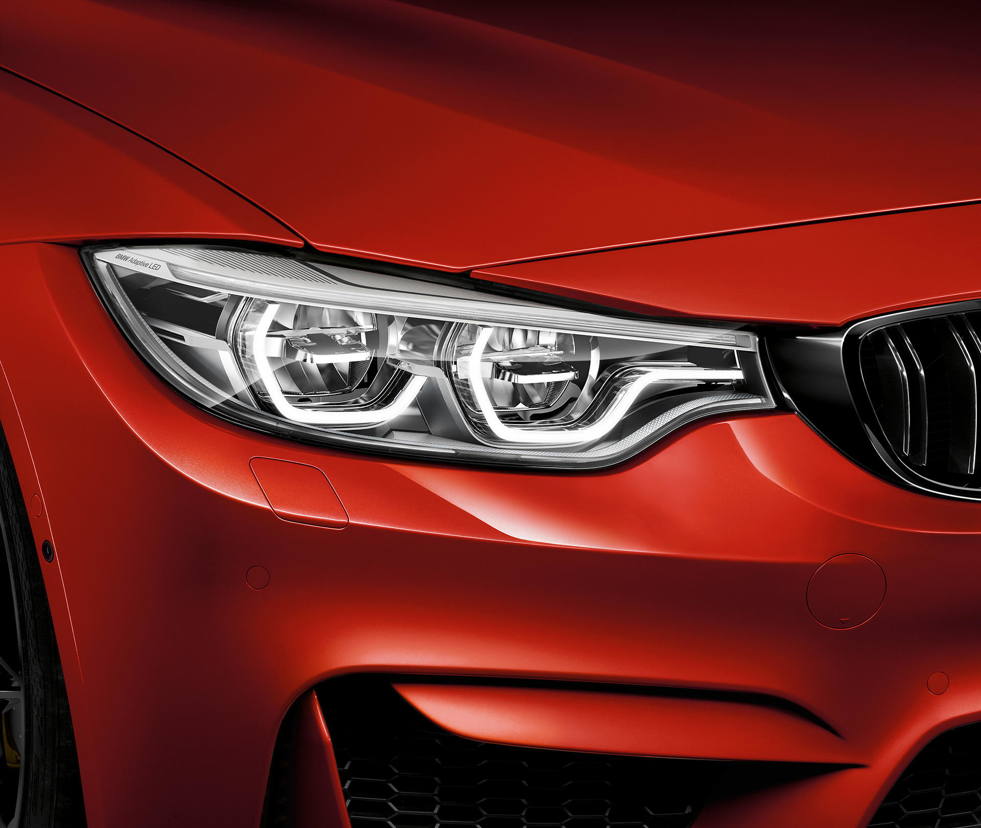 Primer plano del faro LED del BMW Serie 4, destacando su diseño característico.