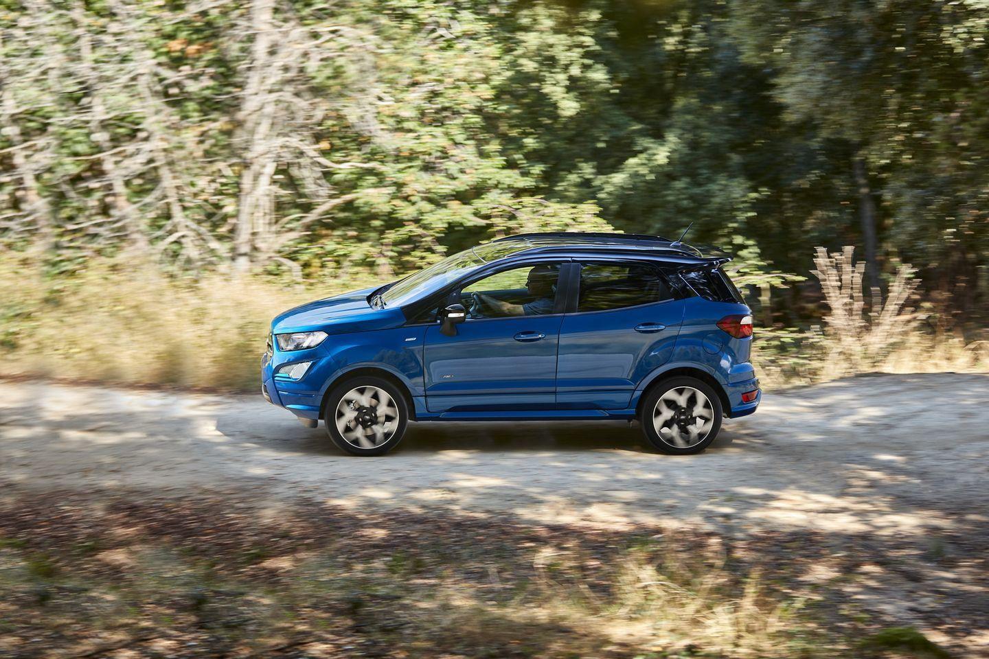 Ford EcoSport en movimiento por un entorno boscoso, mostrando su perfil lateral.