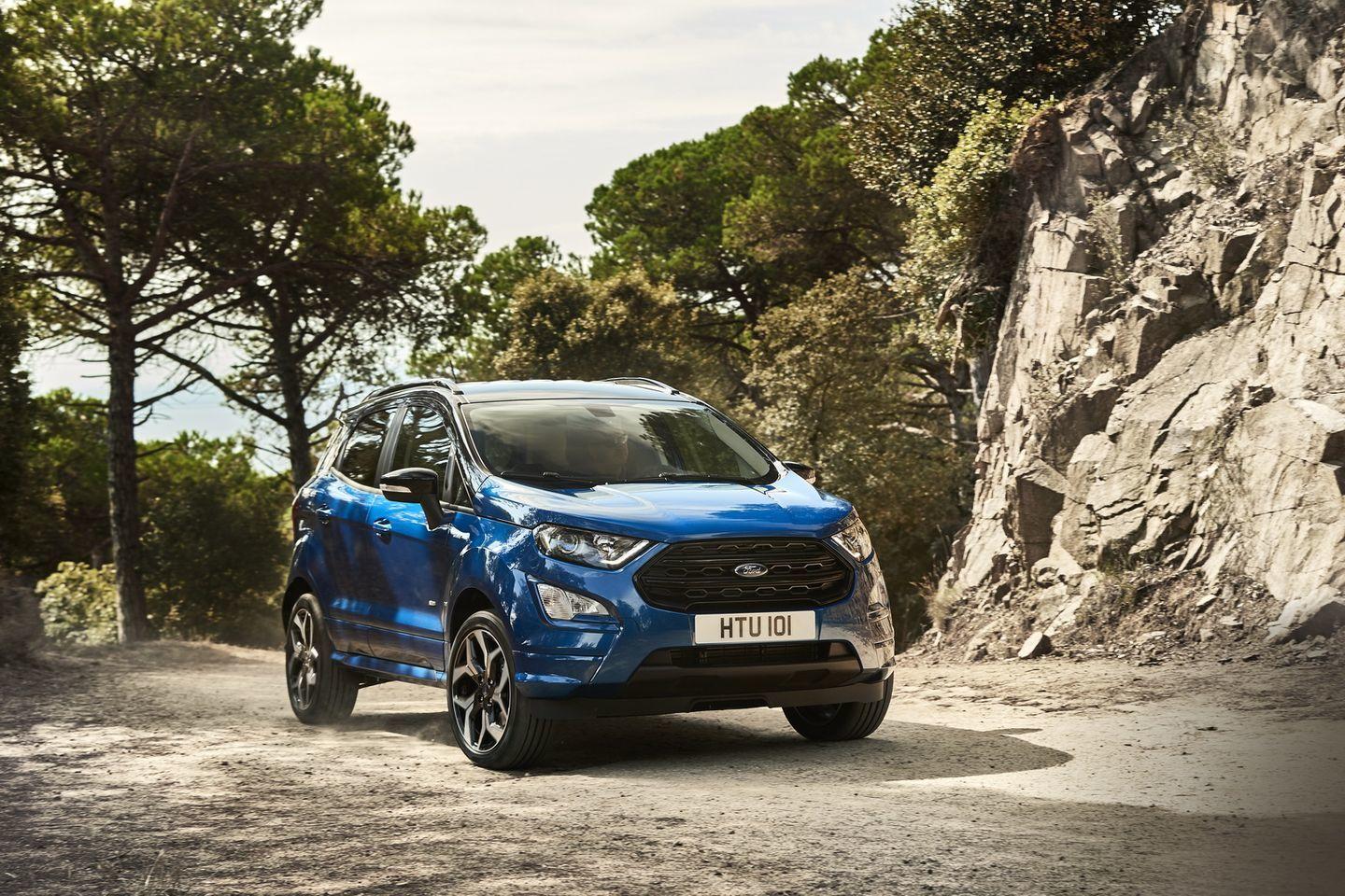 Vista dinámica del Ford EcoSport mostrando su diseño frontal y lateral en ambiente natural.
