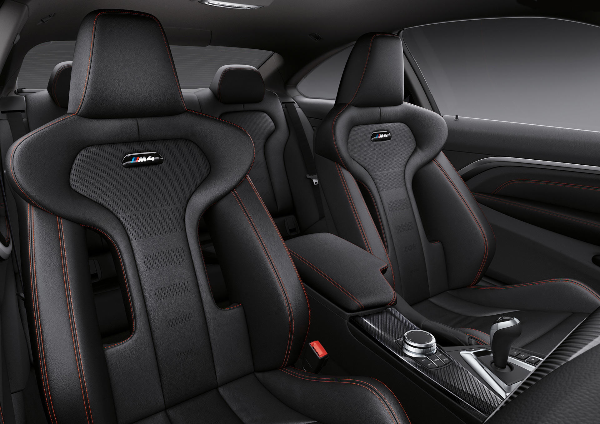 Vista del diseño envolvente de los asientos deportivos del BMW Serie 4.