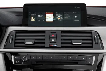 Vista detallada del sistema de infotainment de un BMW Serie 4.