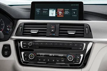 Vista del sistema de infotainment y controles climáticos del BMW Serie 4.