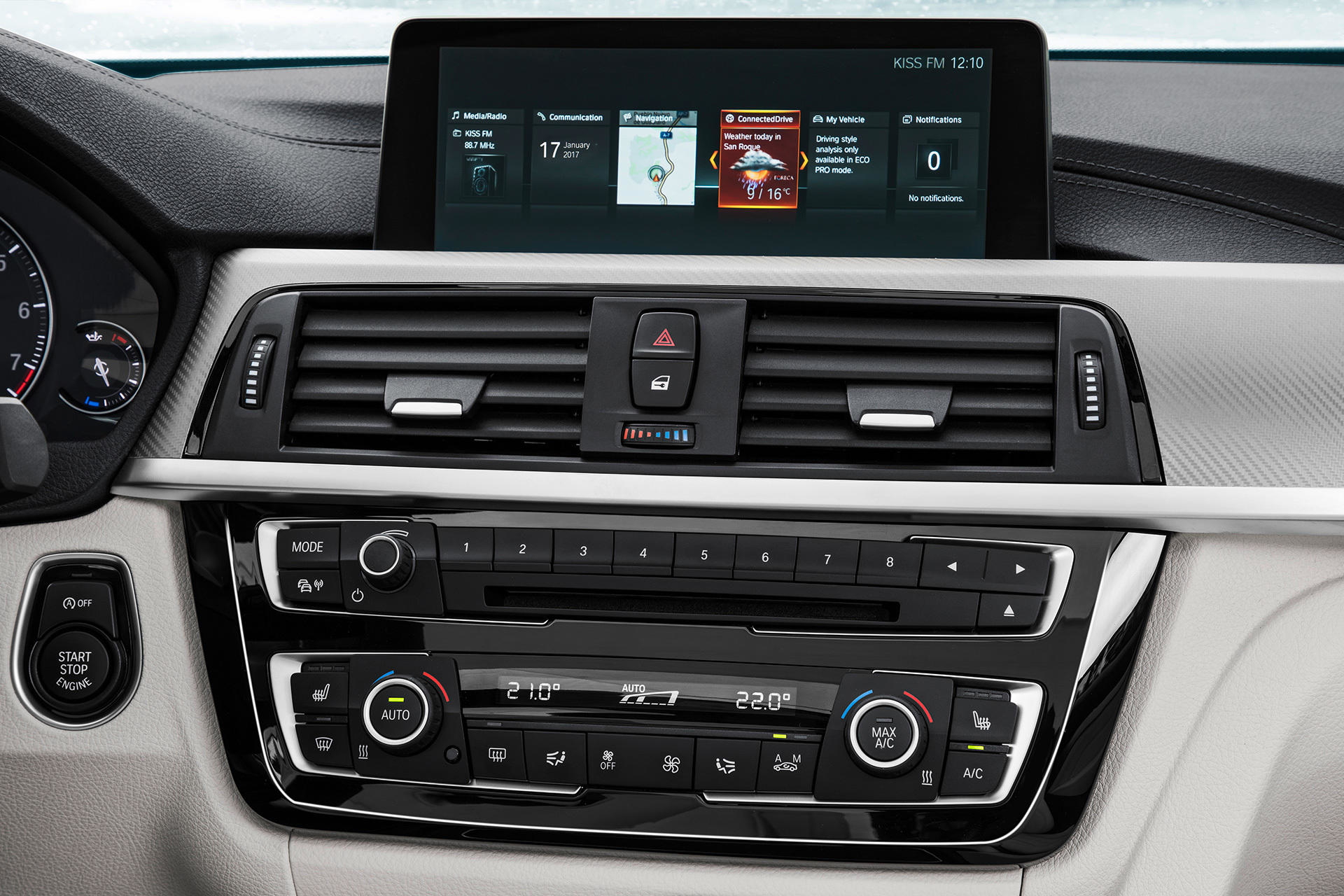 Vista del sistema de infotainment y controles climáticos del BMW Serie 4.