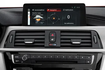 Pantalla del sistema iDrive de BMW Serie 4 con visualización de la multimedia