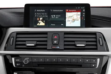 Vista del sistema de infotainment y controles centrales de un BMW Serie 4.