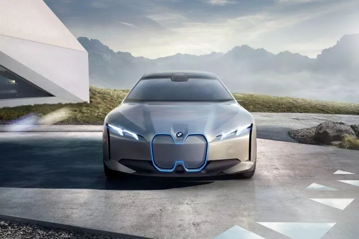 Vista frontal del BMW i4 destacando su parrilla característica y faros LED.