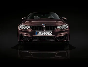 Vista frontal agresiva del BMW Serie 4 revelando su característica parrilla renal