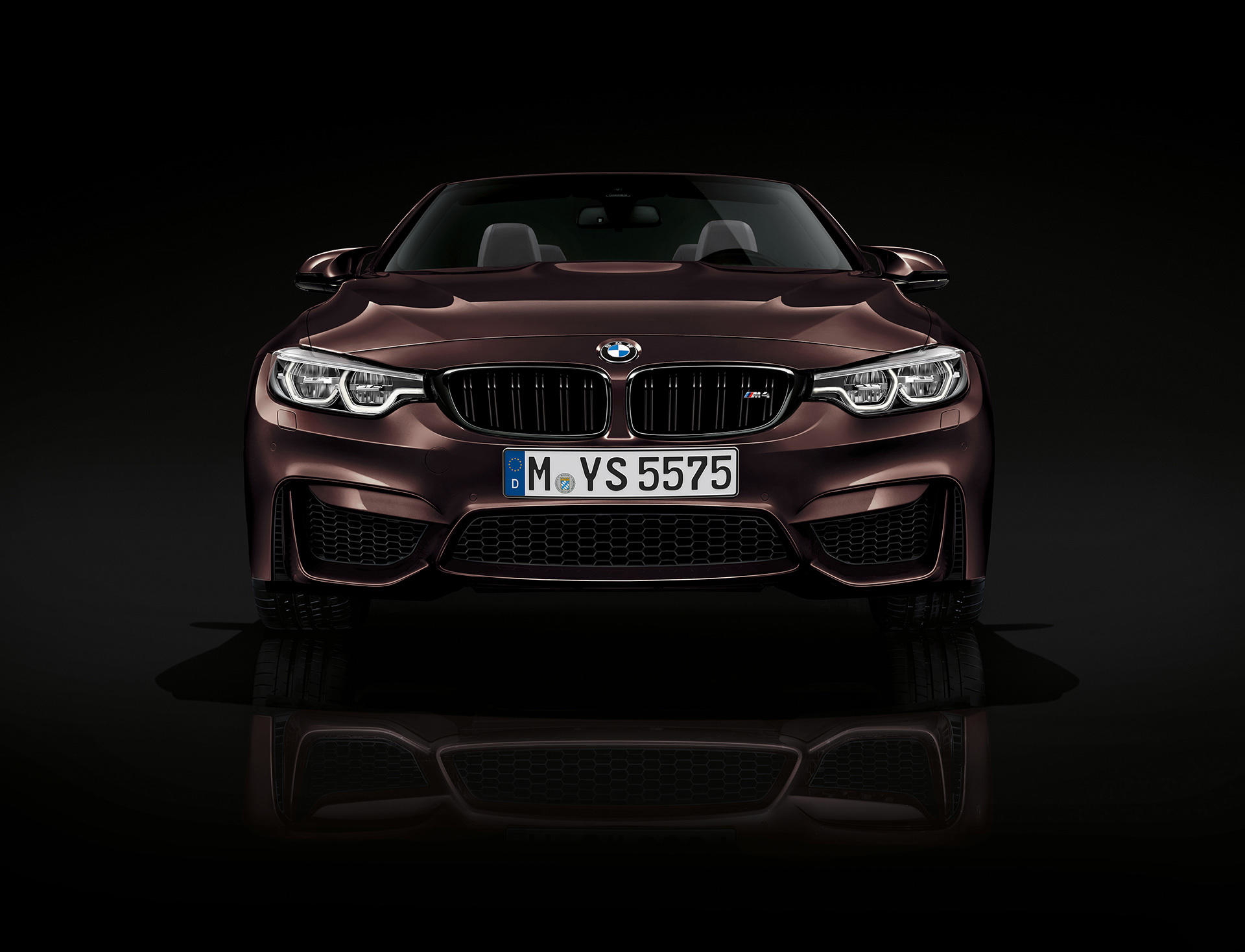Vista frontal agresiva del BMW Serie 4 revelando su característica parrilla renal