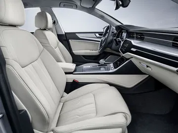 Vista del habitáculo del Audi A7 Sportback destacando los asientos de cuero y acabados premium.