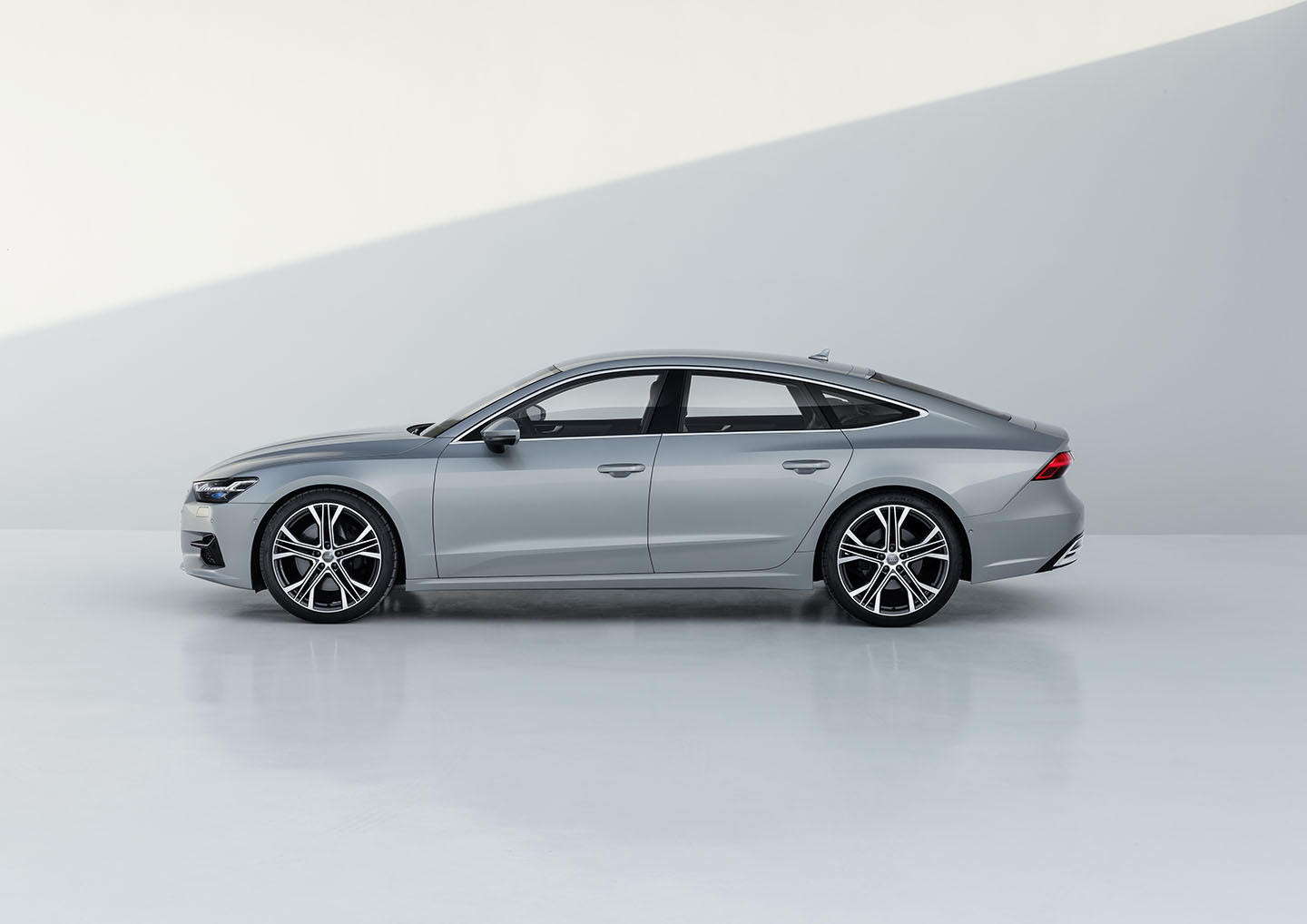 Vista lateral del Audi A7 Sportback, mostrando su diseño aerodinámico y llantas distintivas.