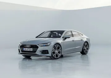 Vista angular delantera del Audi A7 Sportback destacando su diseño aerodinámico.