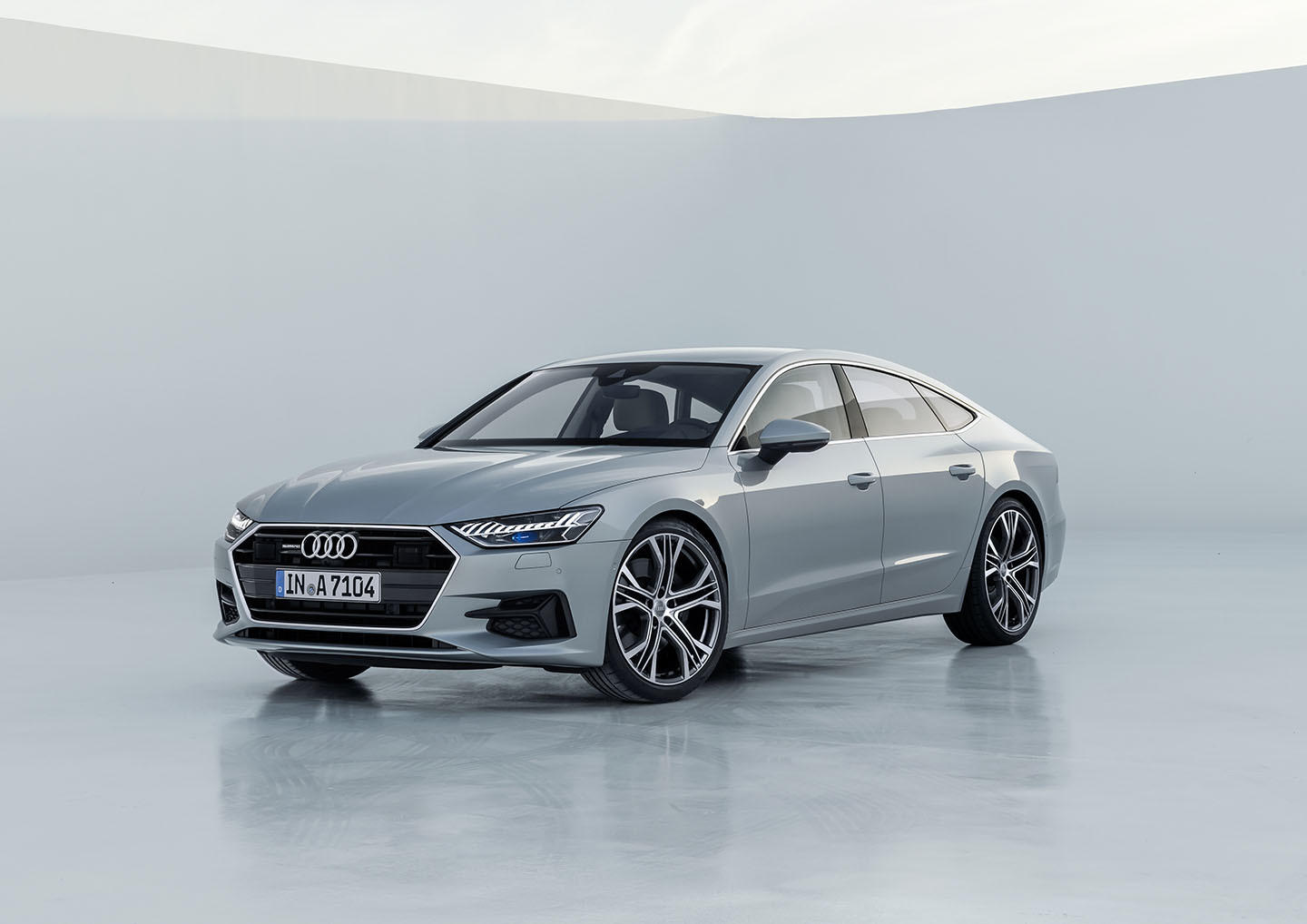 Vista angular delantera del Audi A7 Sportback destacando su diseño aerodinámico.
