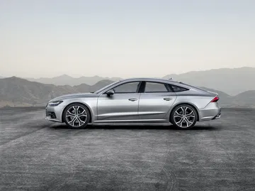 Vista lateral que resalta la silueta aerodinámica del Audi A7 Sportback.