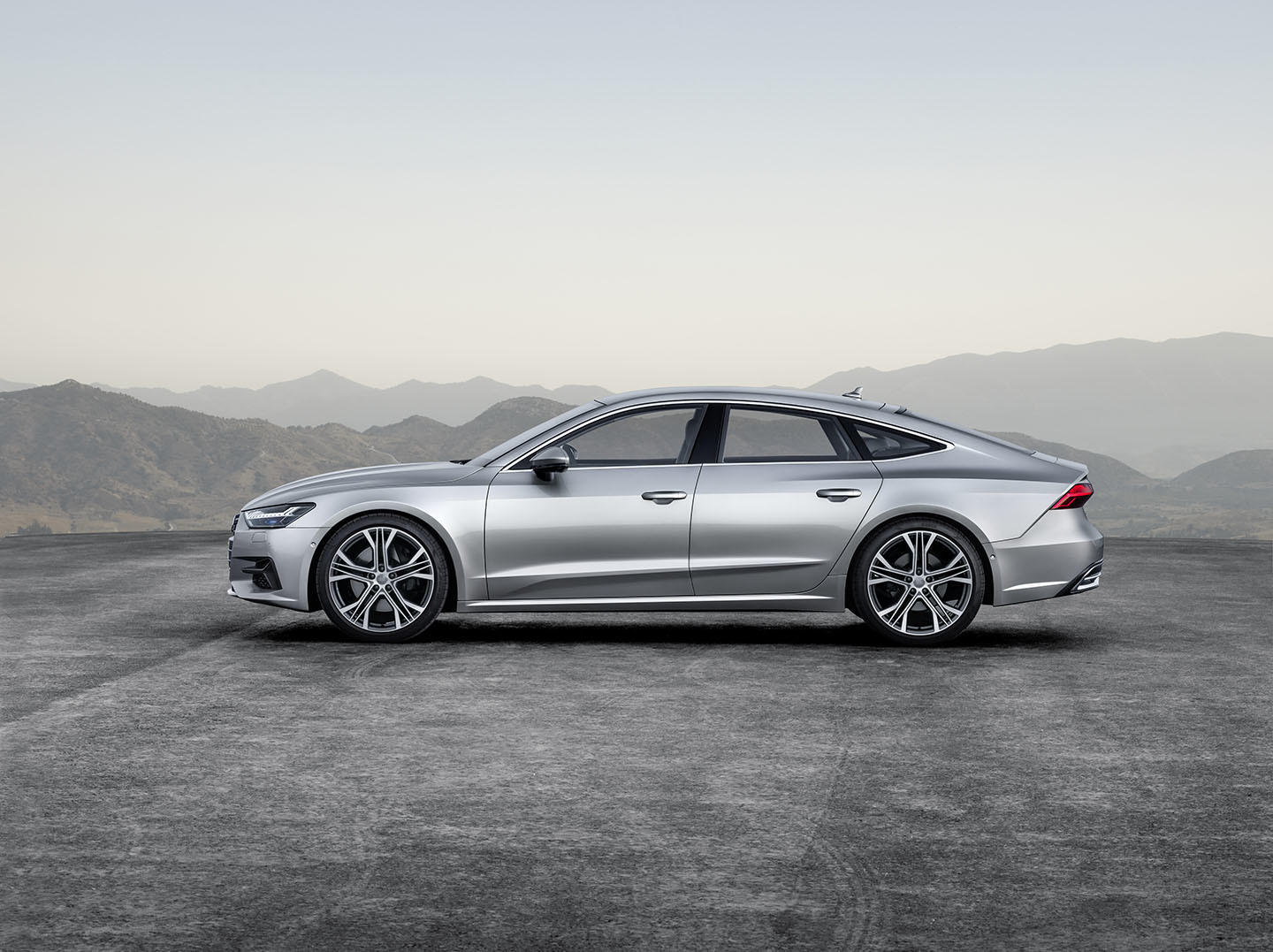 Vista lateral que resalta la silueta aerodinámica del Audi A7 Sportback.