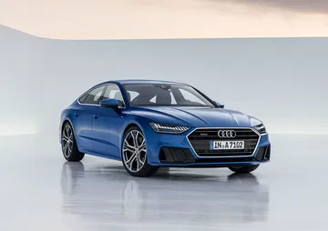 Vista dinámica del Audi A7 Sportback, destacando su diseño y deportividad.