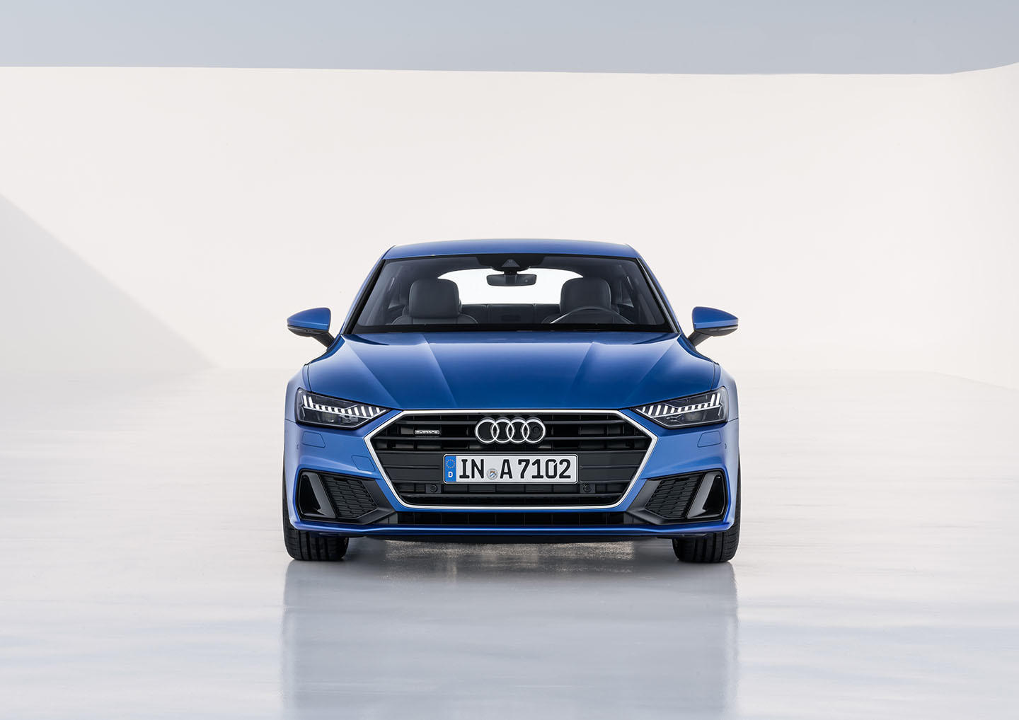 Vista frontal del Audi A7 Sportback destacando su imponente parrilla y faros LED.