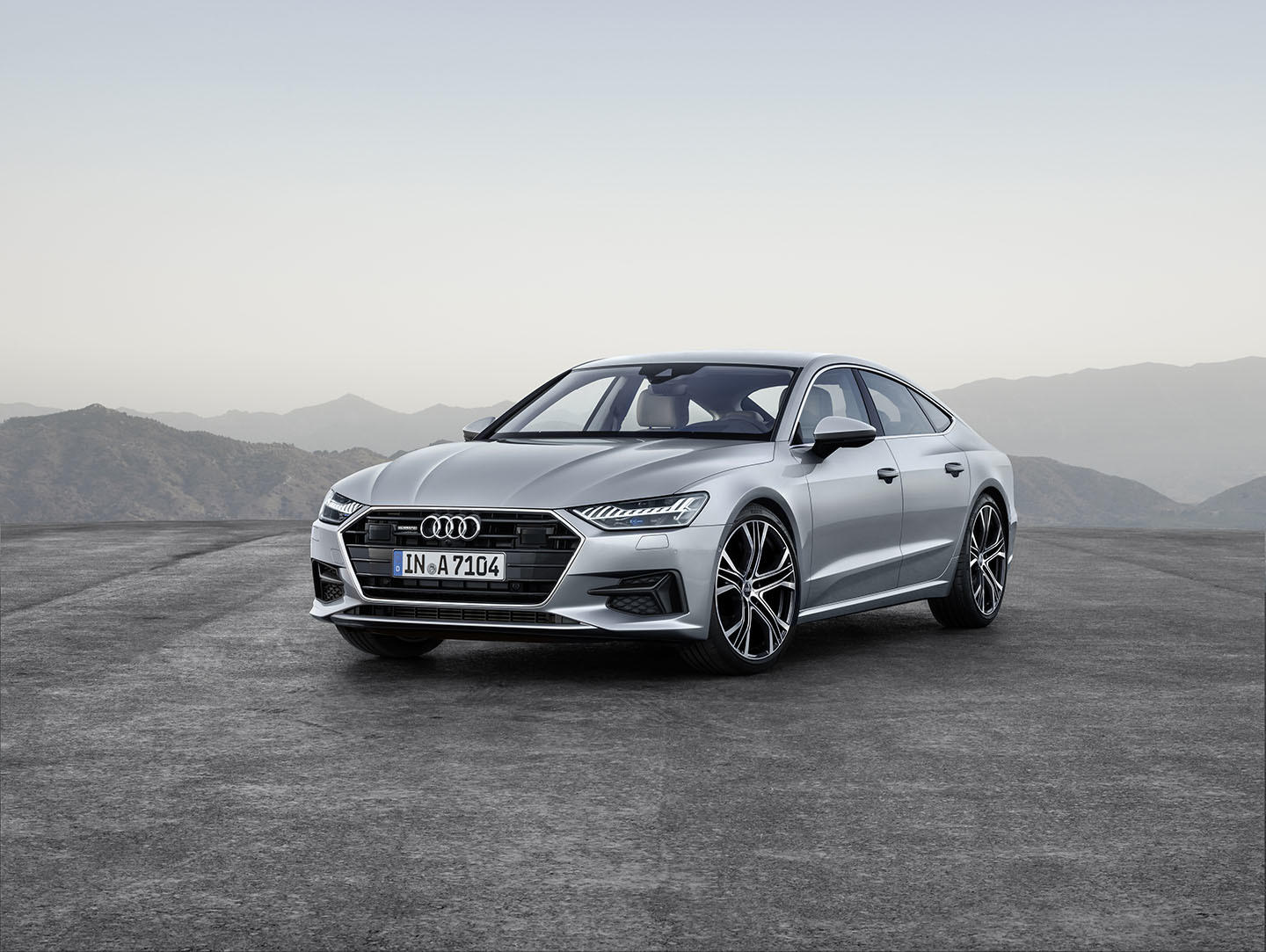 Elegante Audi A7 Sportback posando con su distintiva línea lateral y frontal imponente.