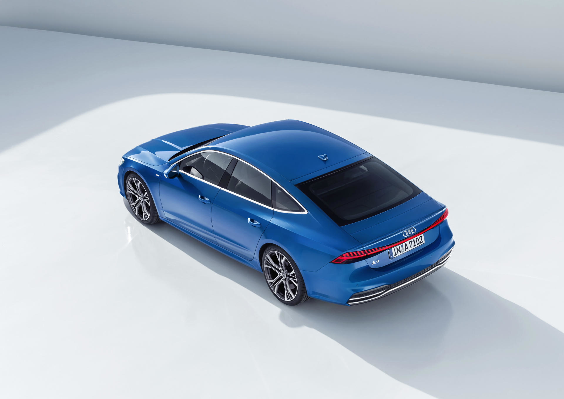 Vista superior trasera del Audi A7 Sportback destacando su diseño aerodinámico.