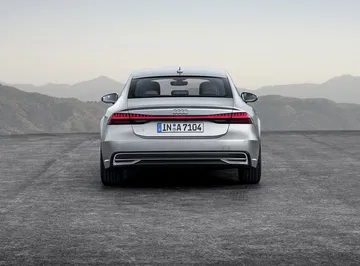 Vista trasera del Audi A7 Sportback con su línea de luces distintiva.