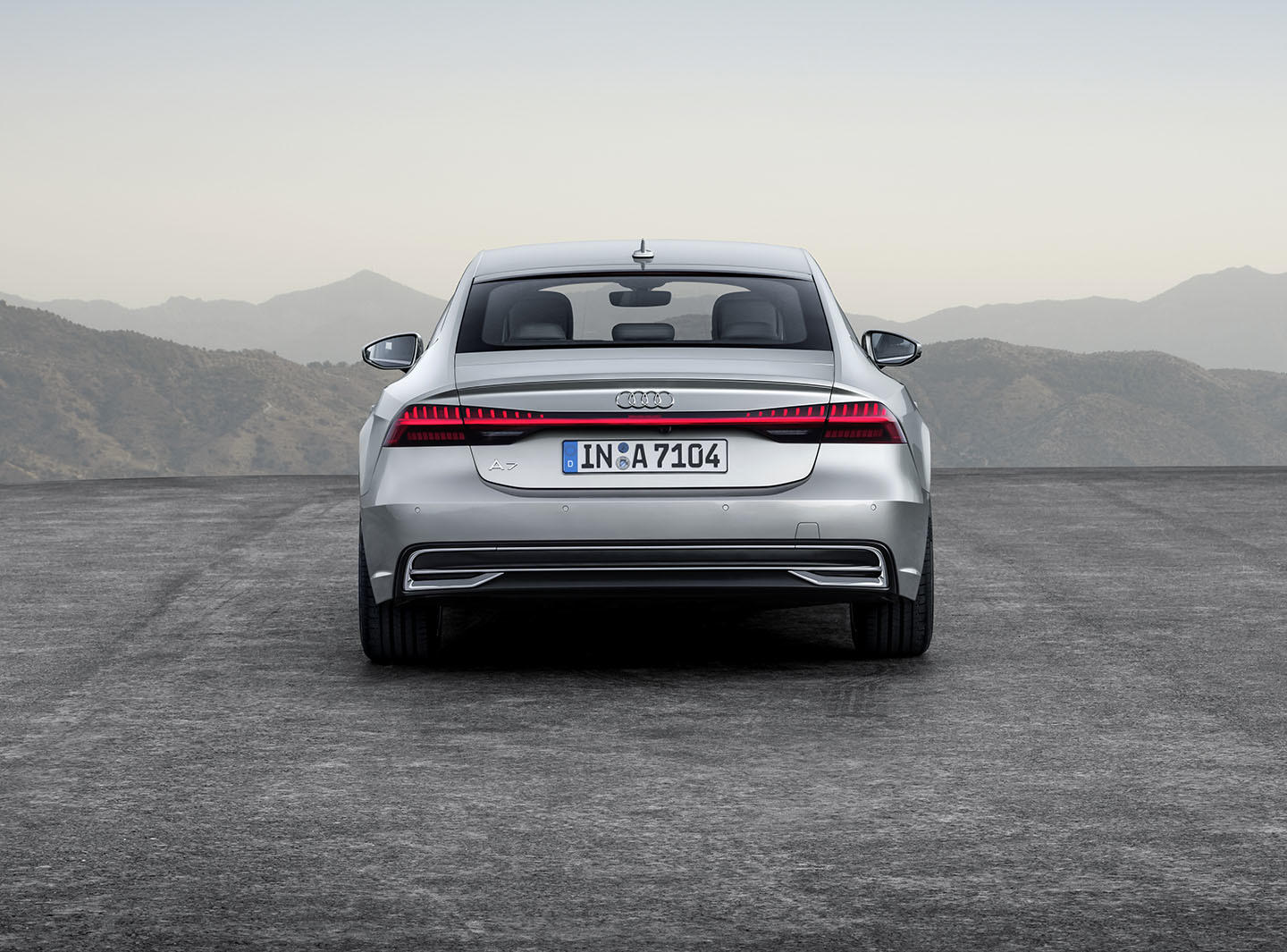 Vista trasera del Audi A7 Sportback con su línea de luces distintiva.