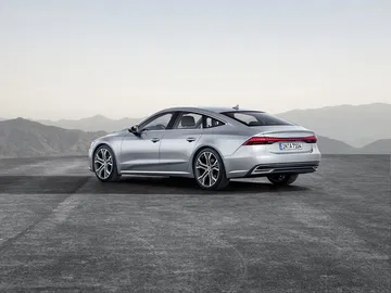 Silueta deportiva del Audi A7 Sportback con su línea de techo tipo coupé.