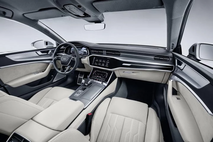 Vista del interior destacando asientos de cuero y detalles premium del Audi A7 Sportback.