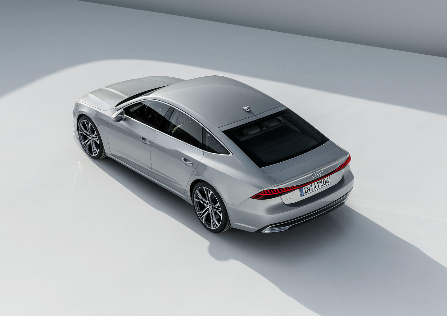Ángulo aéreo trasero del Audi A7 Sportback que destaca su diseño de techo inclinado.