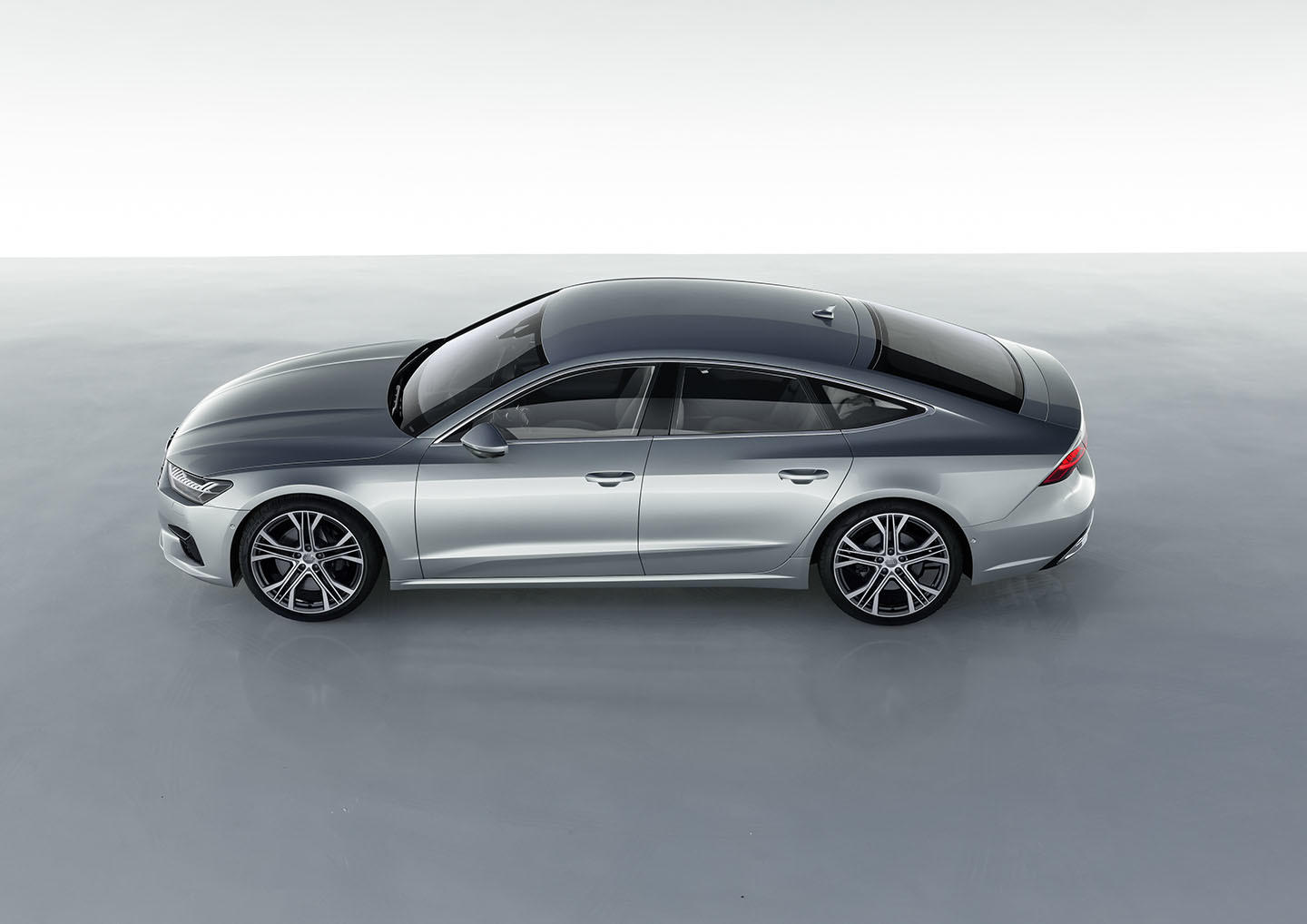 Vista lateral elegante del Audi A7 Sportback, destacando su perfil aerodinámico.