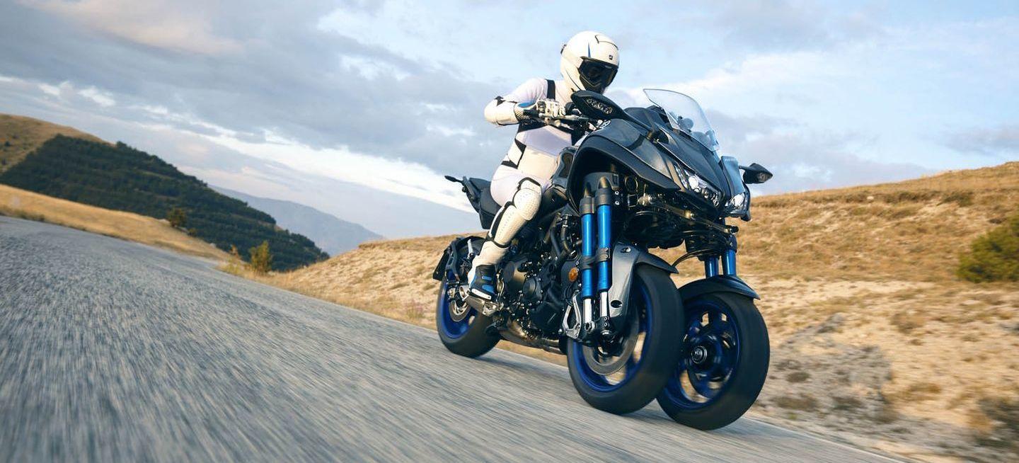 La primera moto deportiva con tres ruedas se llama Yamaha Niken... hace que nos duela cabeza | Diariomotor