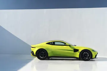 Vista lateral del Aston Martin Vantage en color amarillo vibrante.
