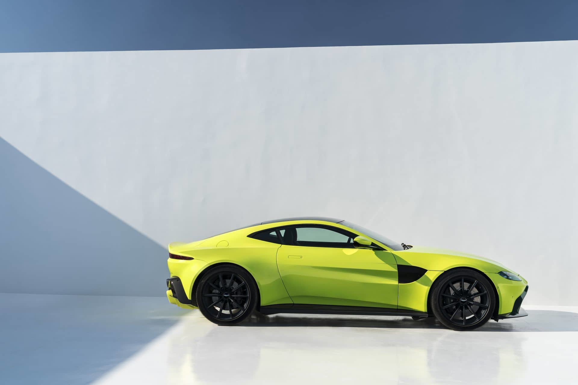 Vista lateral del Aston Martin Vantage en color amarillo vibrante.