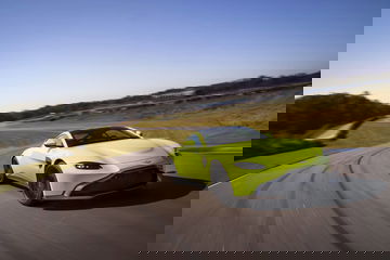 El Vantage en plena acción, destacando su diseño lateral aerodinámico.