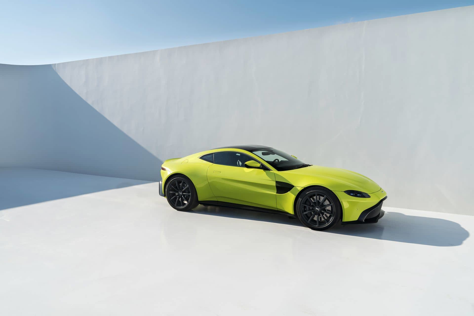 Vista lateral del Aston Martin Vantage resaltando su dinámica silueta y tono vibrante.