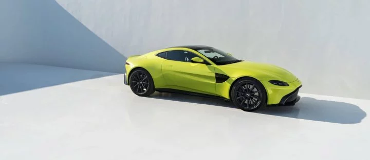 Vista lateral del Aston Martin Vantage en vibrante tono verde limón.