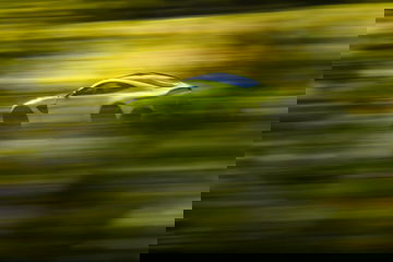 Vantage en movimiento, mostrando su perfil lateral en alta velocidad.