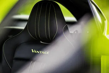 Vista cercana del asiento deportivo con bordados Vantage.