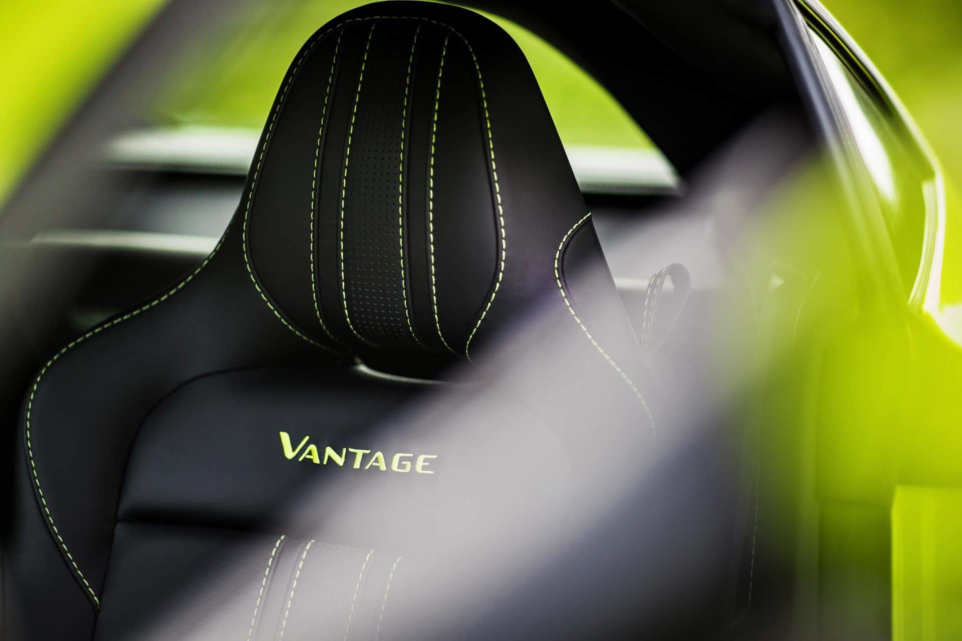Vista cercana del asiento deportivo con bordados Vantage.