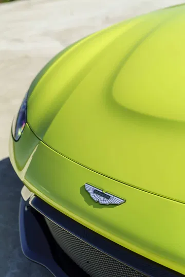 Vista específica del detalle y acabado de pintura del Aston Martin Vantage.