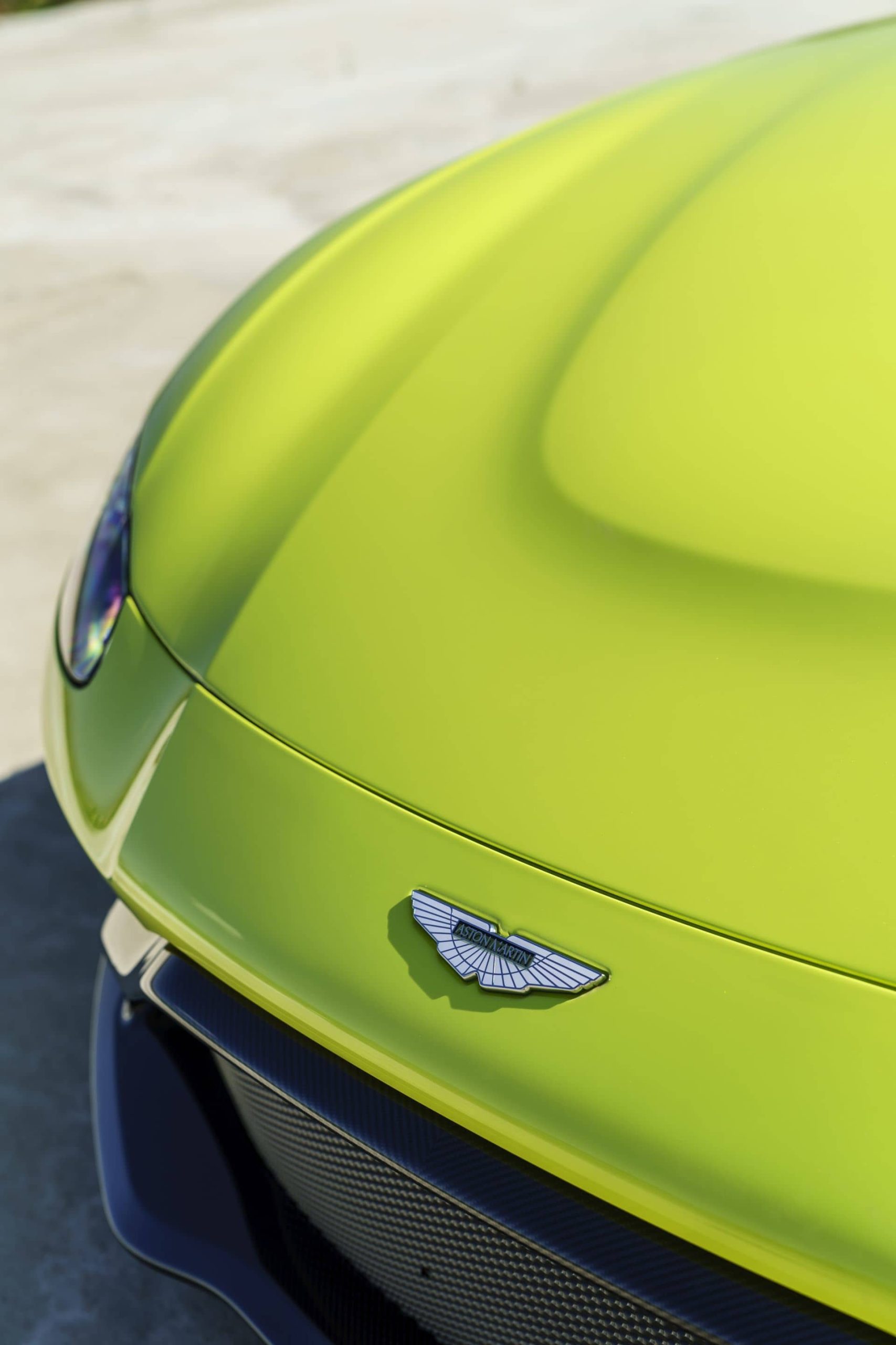 Vista específica del detalle y acabado de pintura del Aston Martin Vantage.