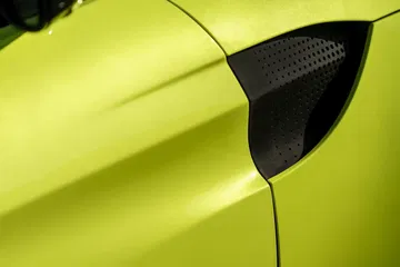 Toma cercana de las branquias de aire laterales en un Aston Martin Vantage.
