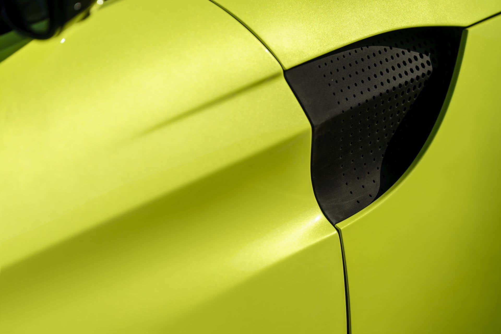 Toma cercana de las branquias de aire laterales en un Aston Martin Vantage.