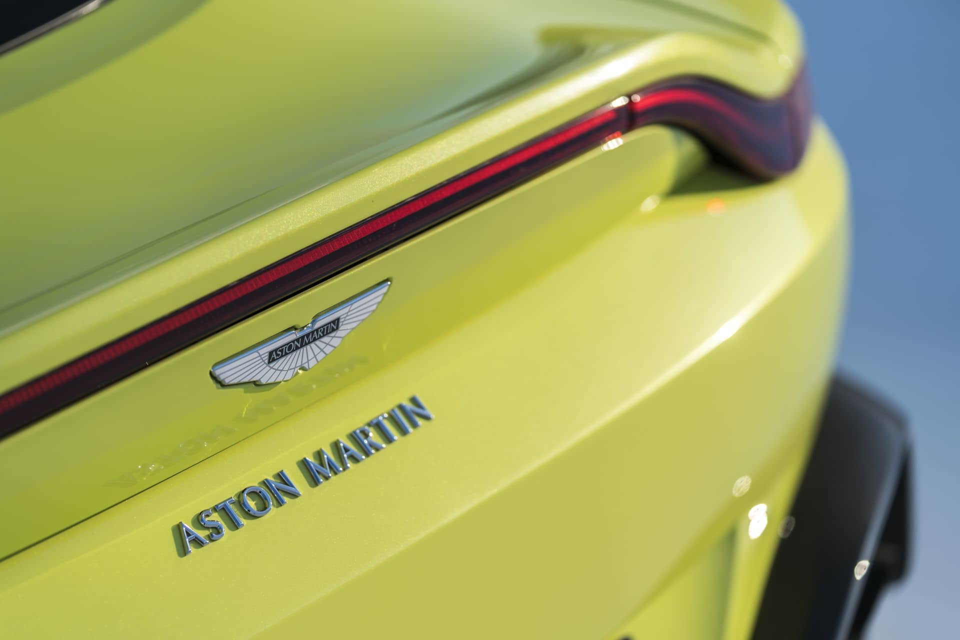 Vista cercana del emblema y diseño de la luz trasera del Aston Martin Vantage.