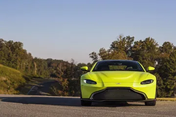 Vista frontal del Aston Martin Vantage destacando su agresiva parrilla.