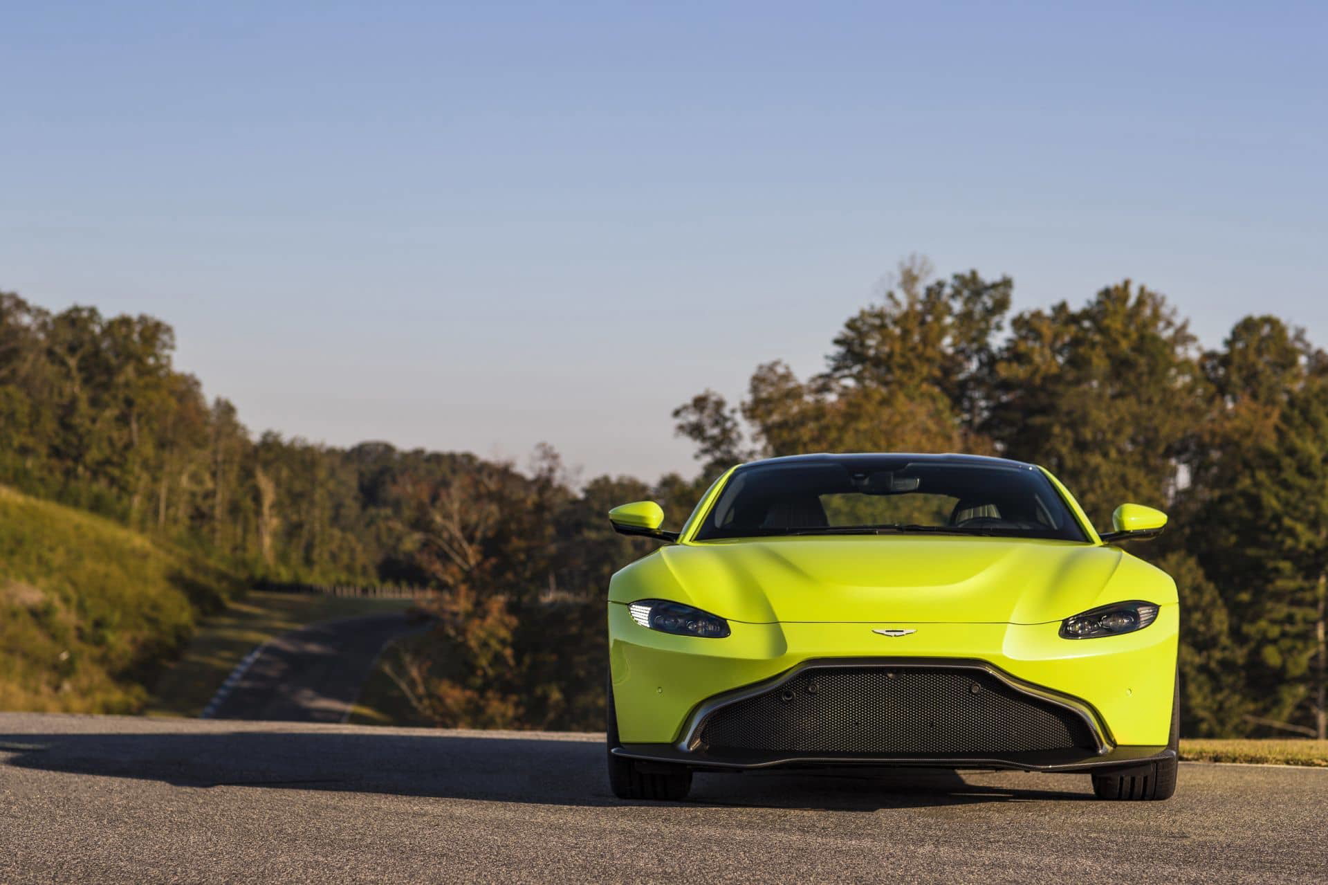 Vista frontal del Aston Martin Vantage destacando su agresiva parrilla.