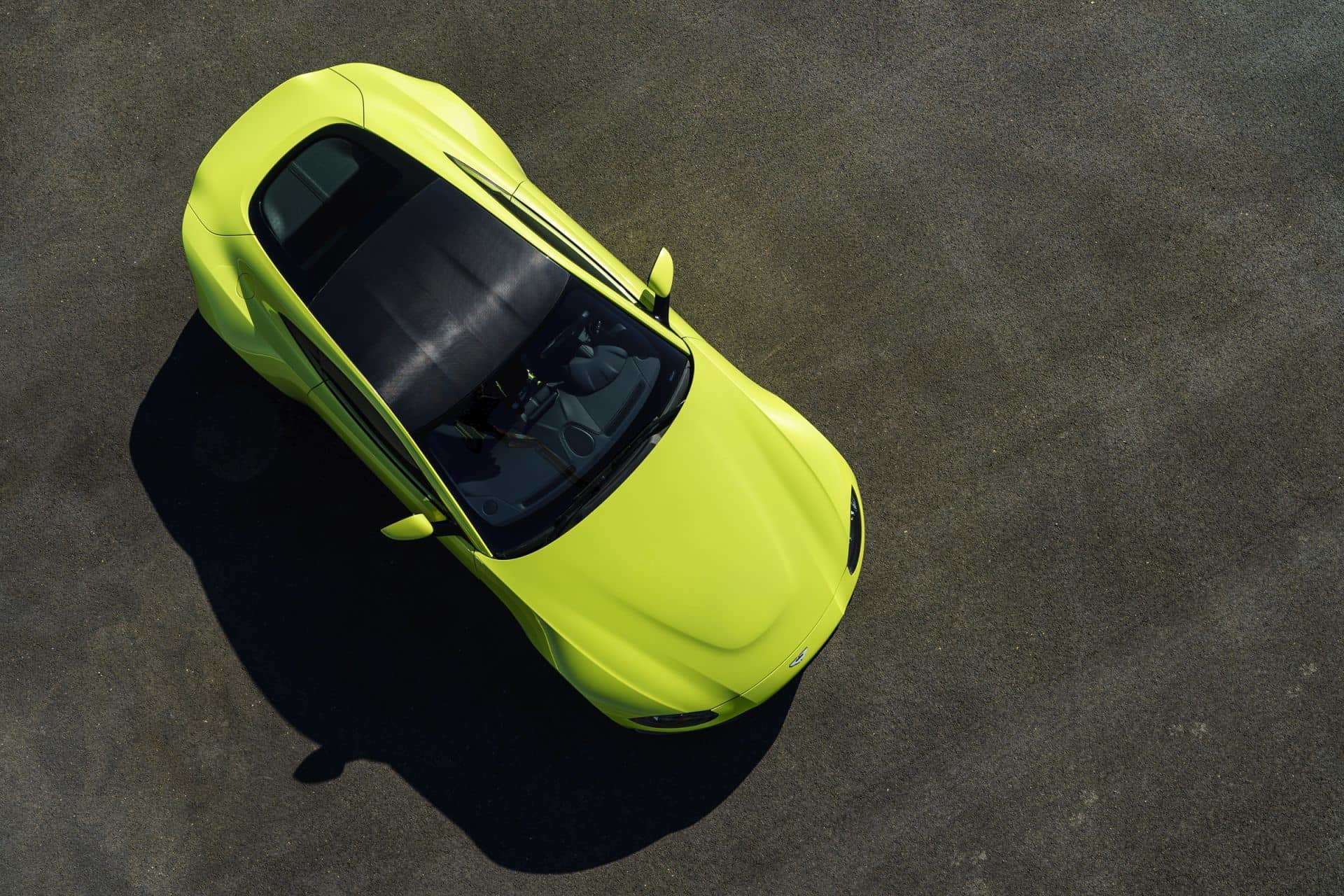 Techo del Aston Martin Vantage captado desde una perspectiva aérea.