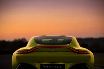 Imagen trasera del Aston Martin Vantage destacando su diseño elegante y deportivo