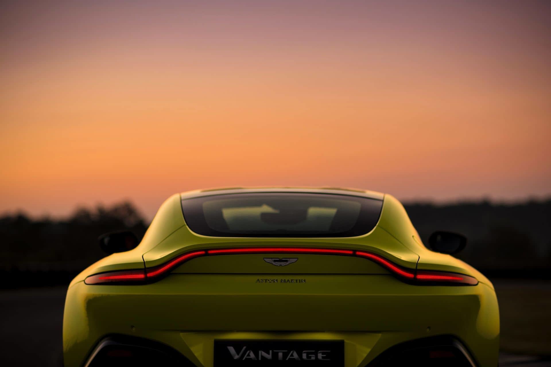 Imagen trasera del Aston Martin Vantage destacando su diseño elegante y deportivo