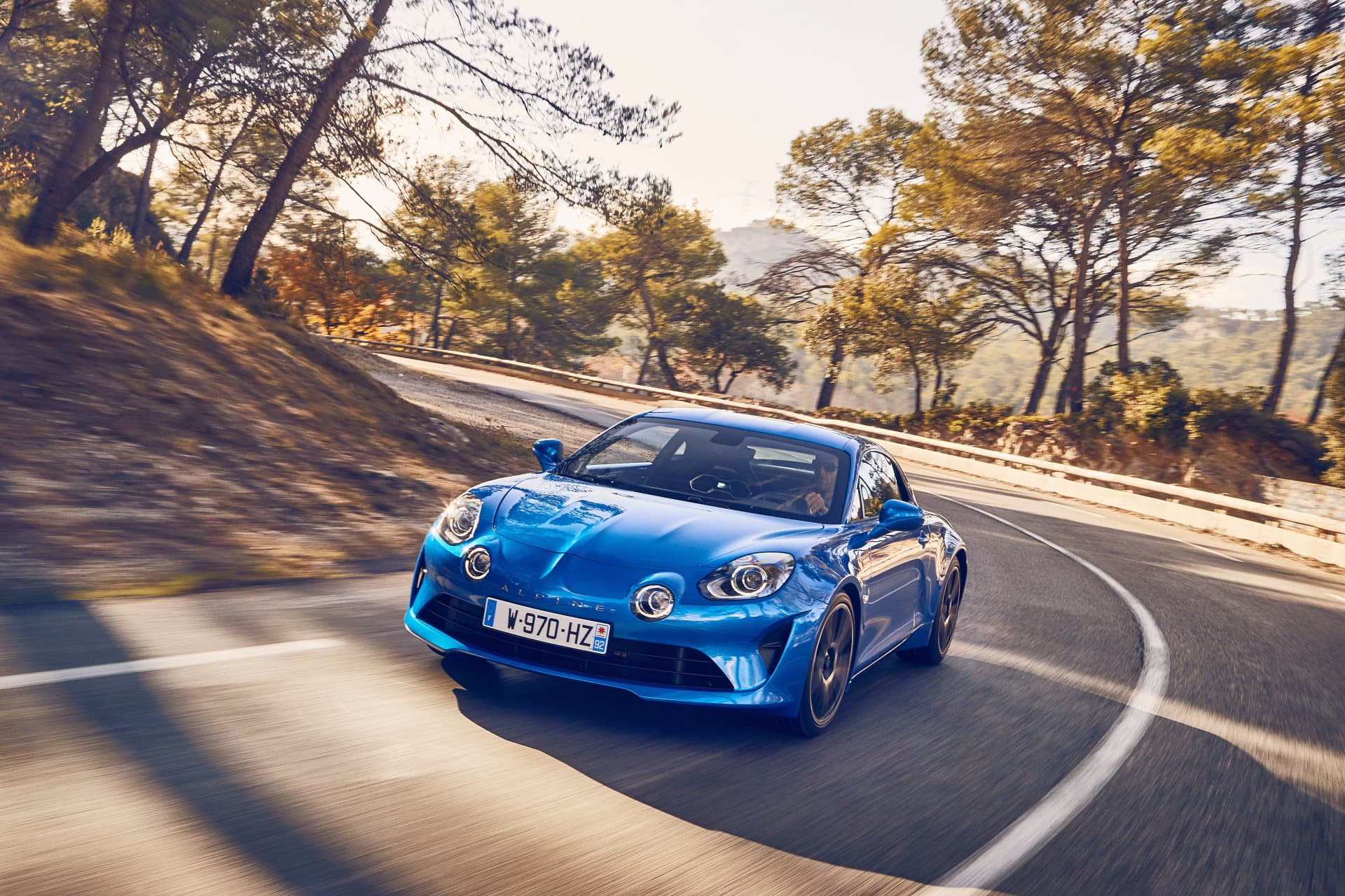Vista dinámica del Alpine A110 negociando una curva con agilidad.
