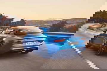 Vista dinámica del Alpine A110 mostrando su diseño trasero y lateral.